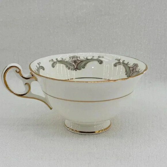 Vintage Foley Bone China Tea Cup Angelique Pattern Made in England - Picture 1 of 9